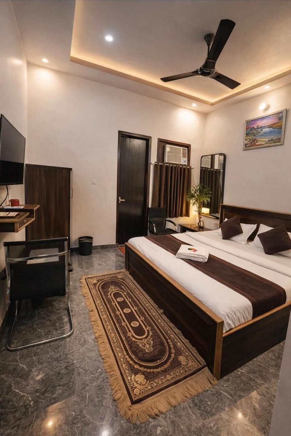 Deluxe Room, City View | Desk, soundproofing, iron/ironing board, free WiFi