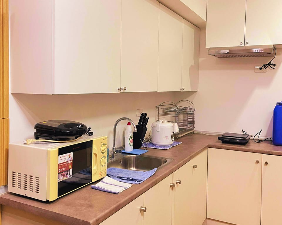 Standard Condo, 1 Bedroom, Balcony, City View | Private kitchen | Electric kettle