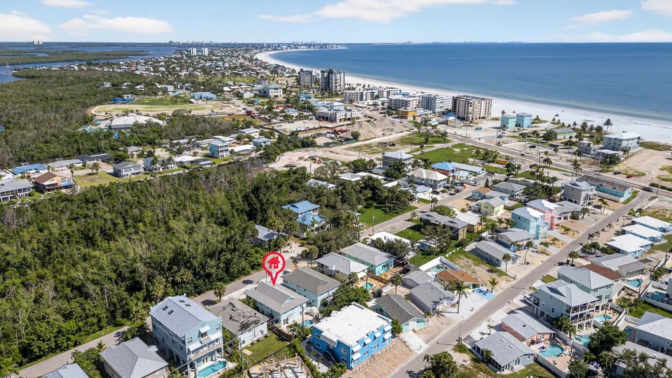 One block to the powered sugar sands of Fort Myers Beach
