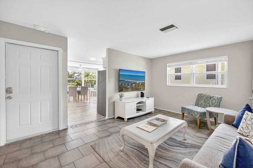 Living room features a smart TV for your vacation movie nights