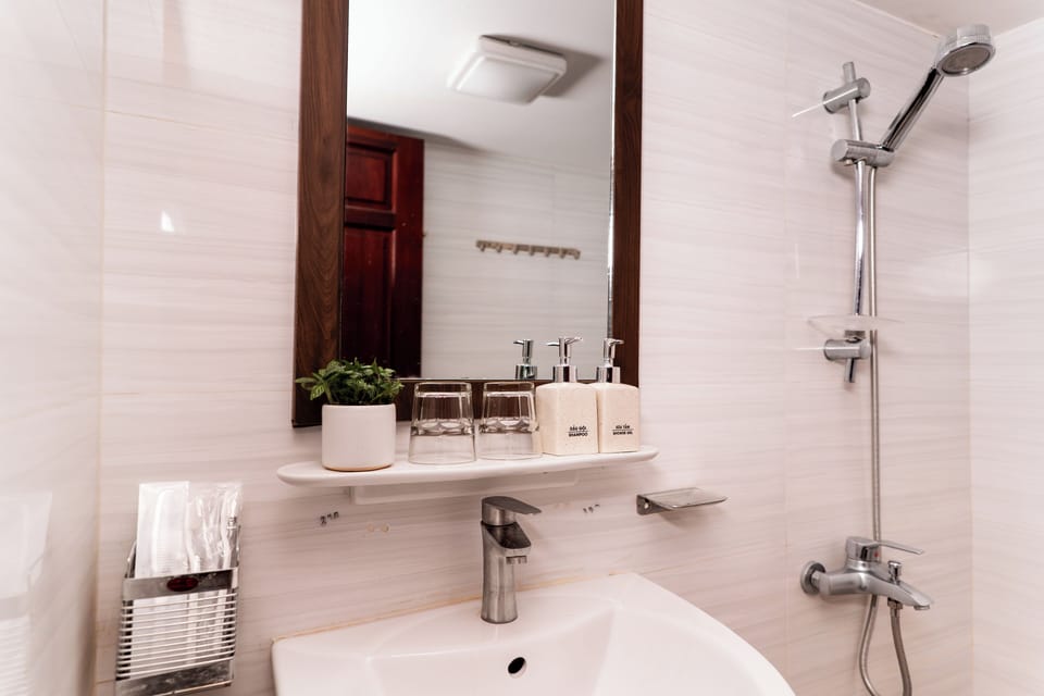 Superior Double Room | Bathroom | Shower, hair dryer, towels, soap
