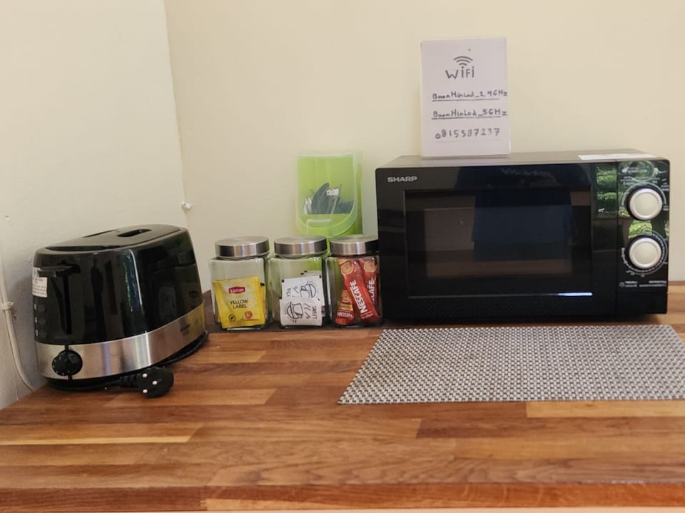 Twin Room, Garden View | Shared kitchen facilities | Microwave