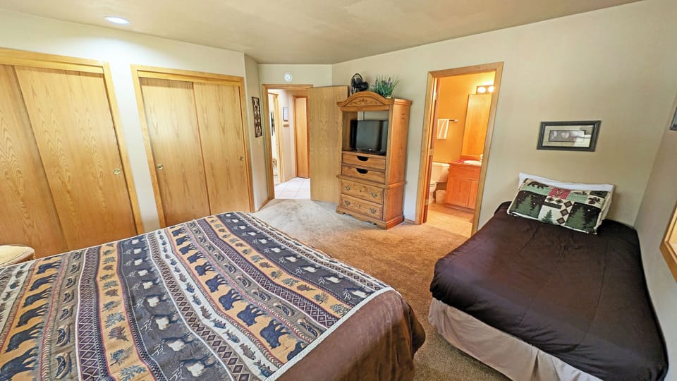 TV and Full En Suite with Deck Access to Hot Tub