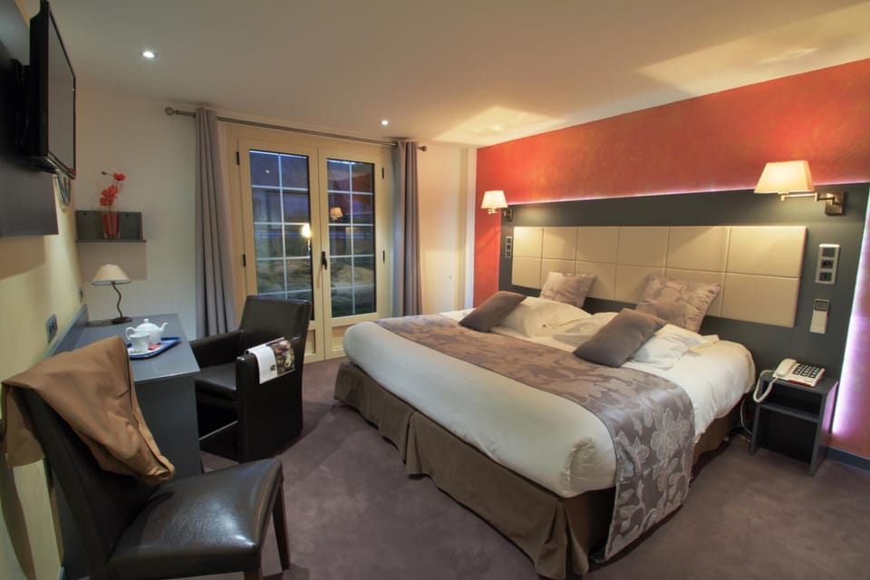 Premium bedding, minibar, desk, free WiFi