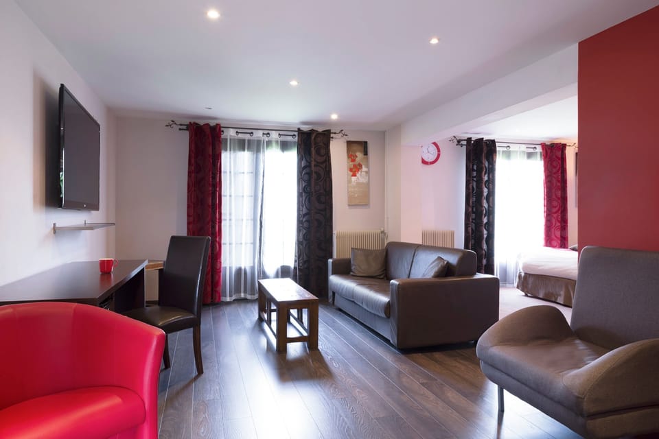 Suite | Premium bedding, minibar, desk, free WiFi