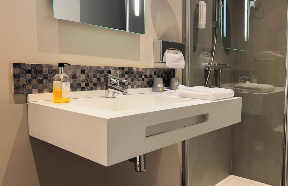 Executive Double Room, 1 Queen Bed | Bathroom | Deep soaking tub, rainfall showerhead, free toiletries, hair dryer