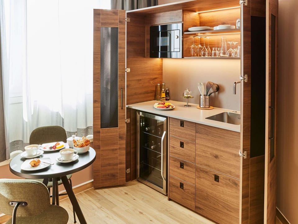 Deluxe Room, 1 Double Bed, Kitchenette (Premium) | Premium bedding, in-room safe, desk, blackout drapes
