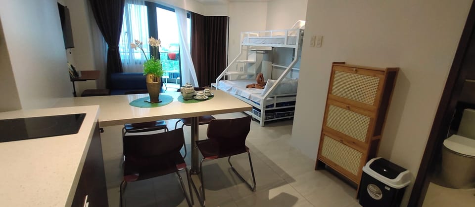 Quadruple Room, City View | Living area