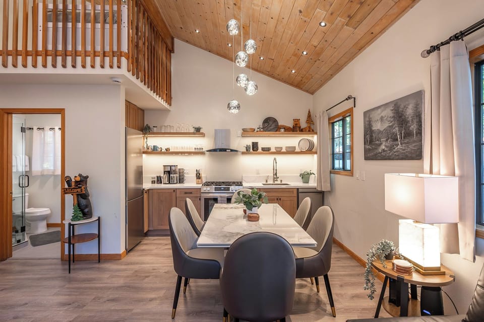 Dining for 6 in gorgeous modern kitchen