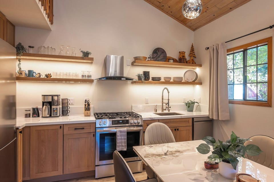 Gorgeous stocked kitchen