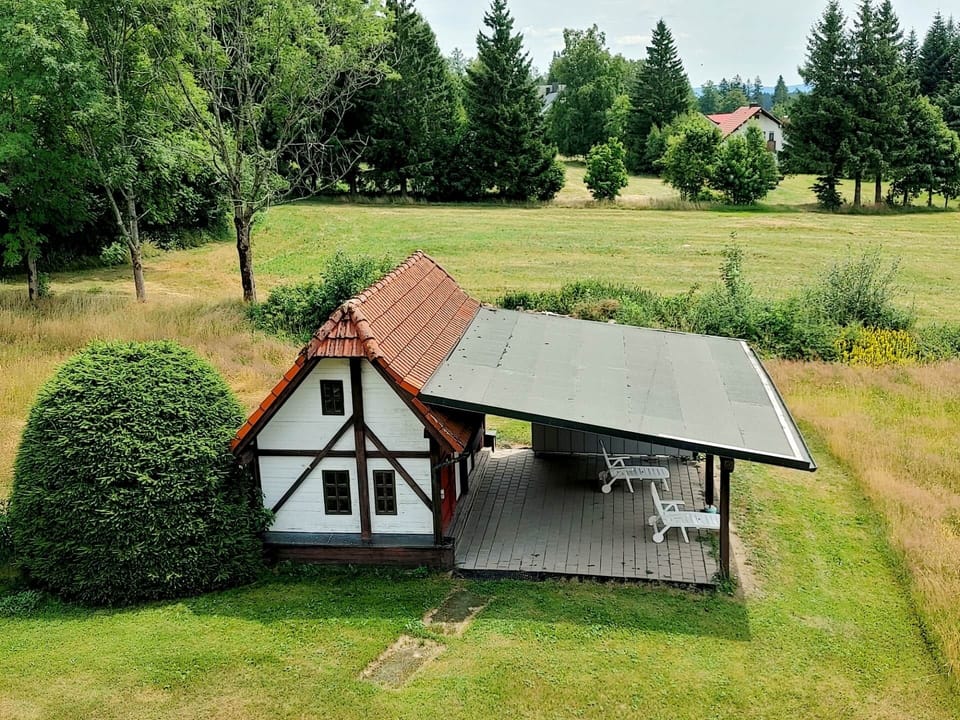 Hütte-Unterbringung für Ski und Bikes