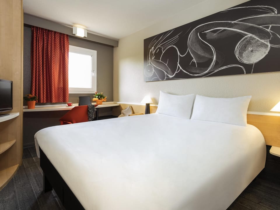 Premium bedding, desk, blackout drapes, soundproofing