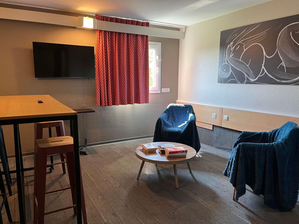 Room, 1 Twin Bed | Premium bedding, desk, blackout drapes, soundproofing