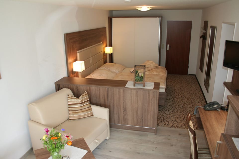 Suite, Balcony | In-room safe, cribs/infant beds, rollaway beds, bed sheets