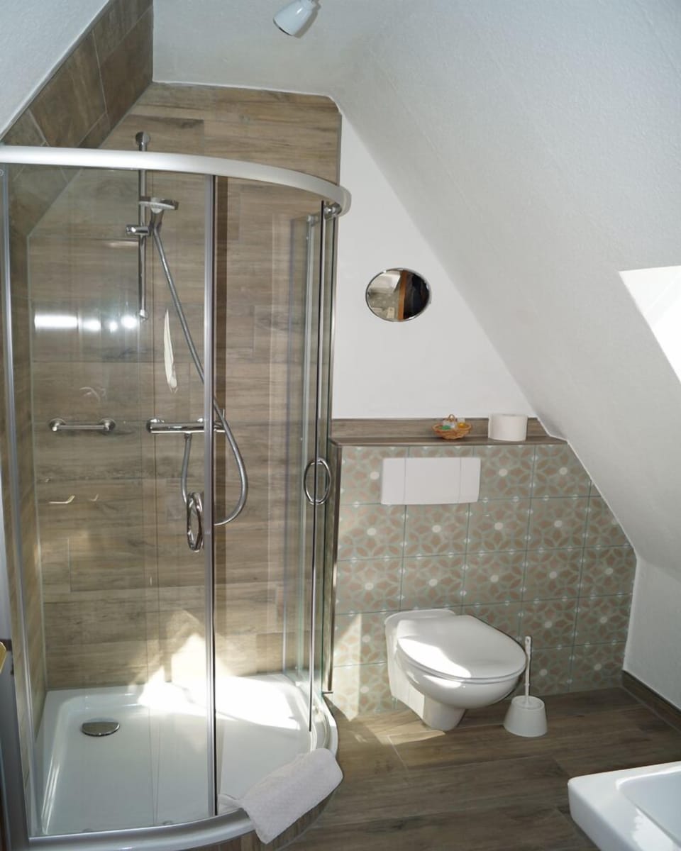Single Room | Bathroom | Shower, free toiletries, towels