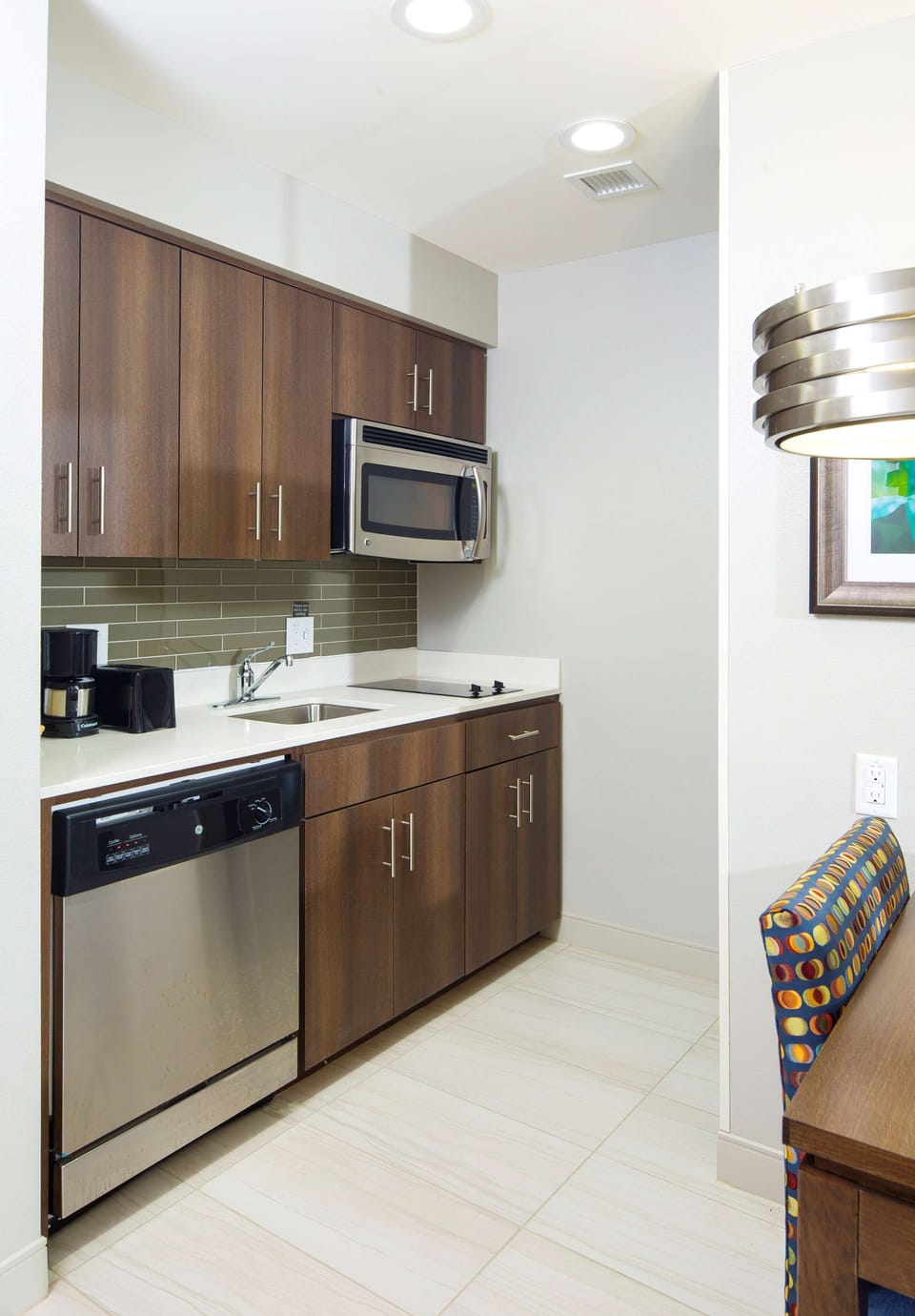 Coffee/tea maker, full-size fridge, microwave, stovetop