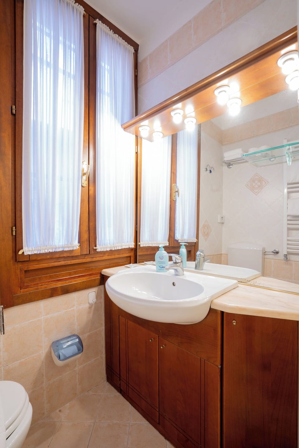 Economy Double Room | Bathroom | Shower, hair dryer, bidet, towels