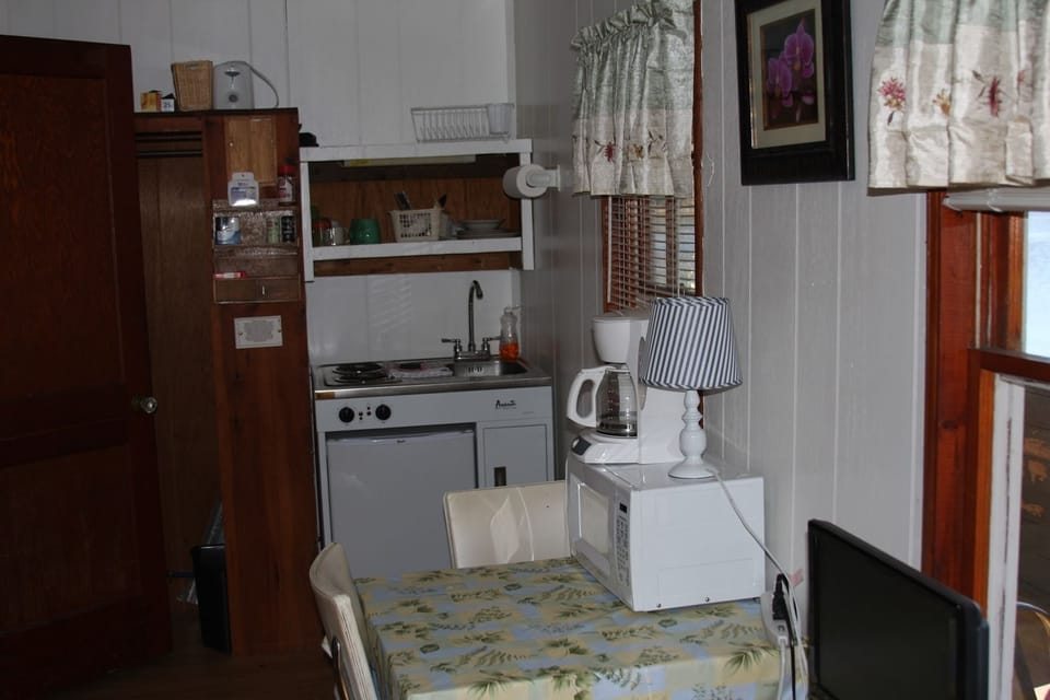 Lakefront Pink Cottage | Private kitchen | Fridge, microwave, stovetop, coffee/tea maker