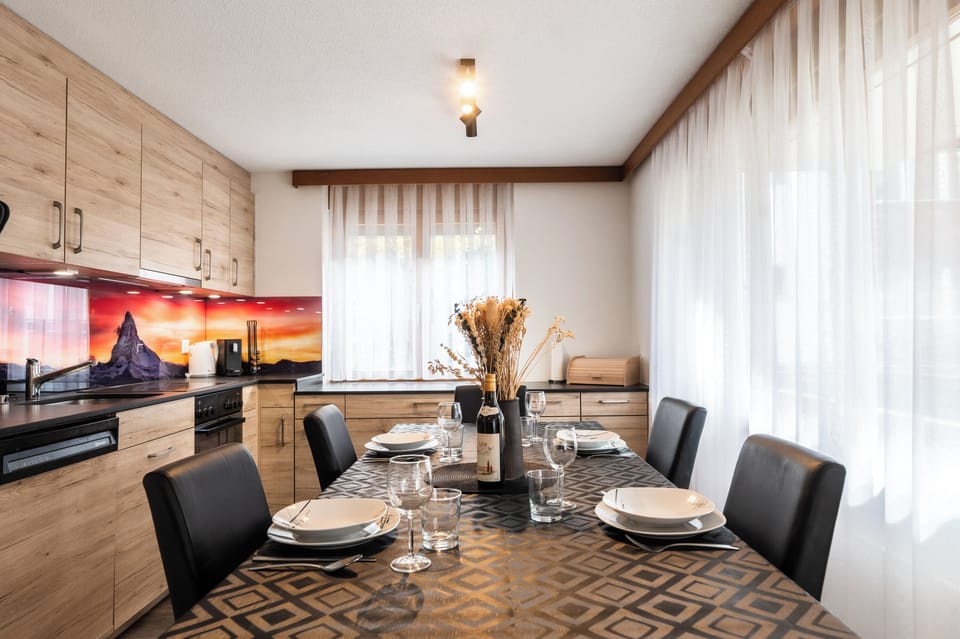 Comfort Condo, Balcony, Mountain View | In-room dining