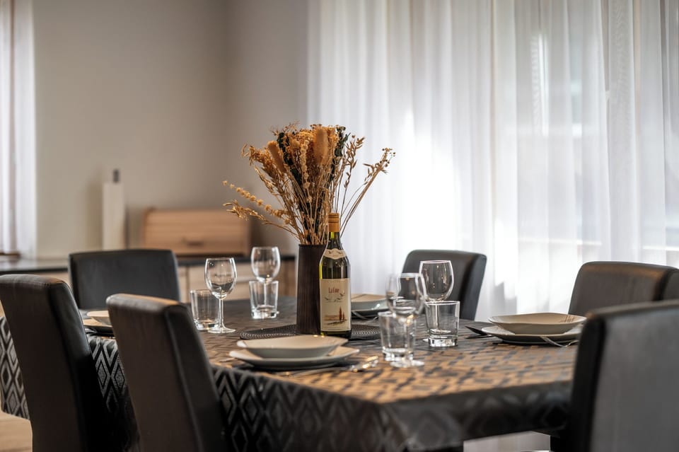 Comfort Condo, Balcony, Mountain View | In-room dining