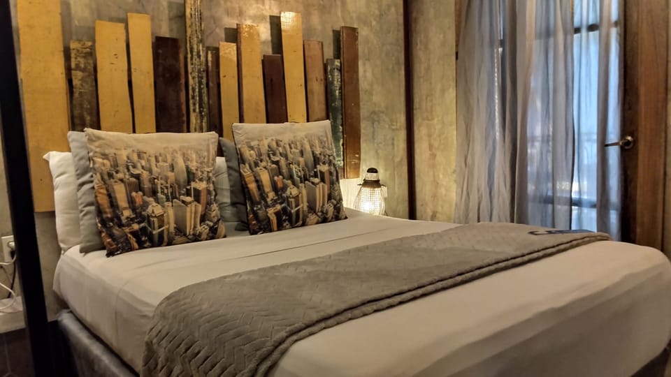 Deluxe Queen, Internal View | Minibar, in-room safe, desk, WiFi (free)