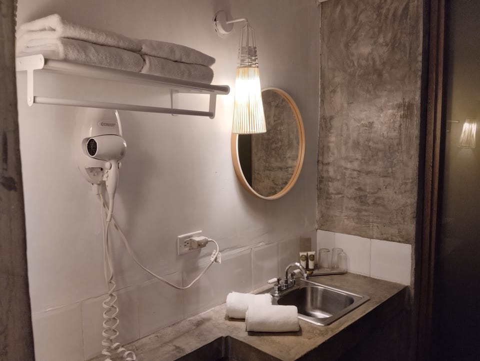Superior with Balcony | Bathroom | Shower, free toiletries, hair dryer, towels