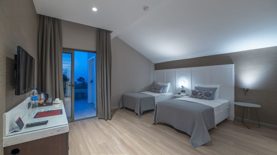 Family Room (Superior) | In-room safe, desk, WiFi (free), alarm clocks