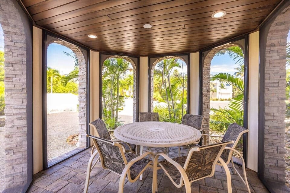 Poolside dining in screened lanai
