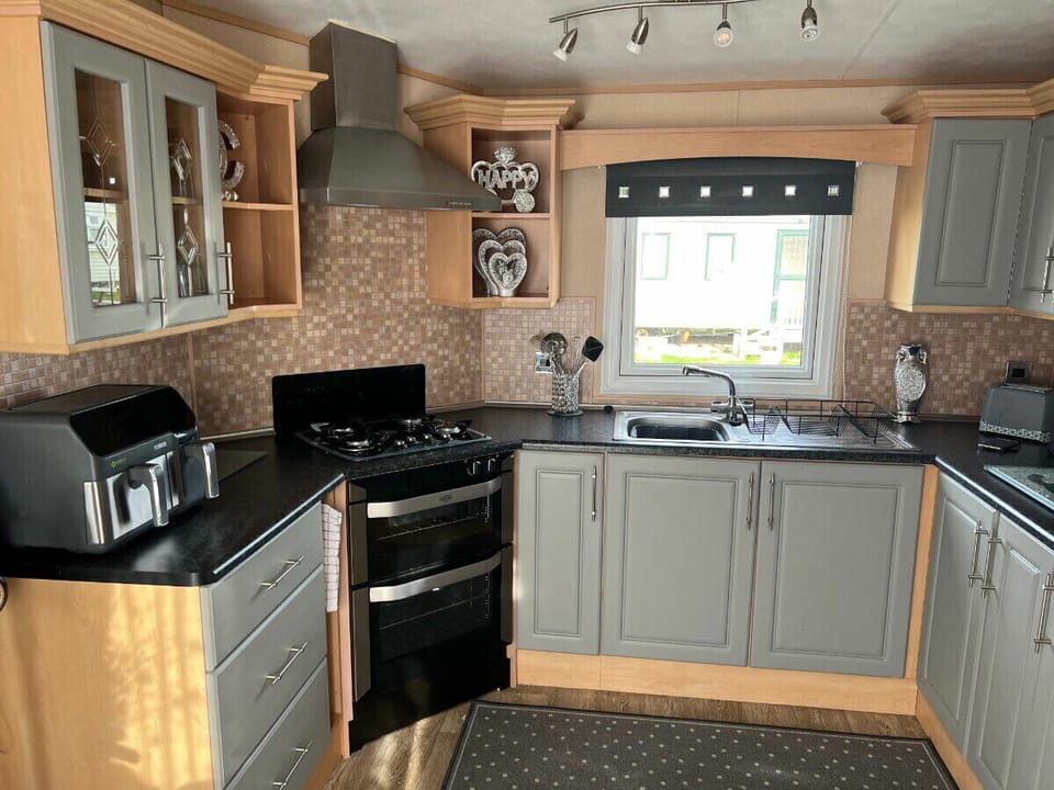 Fridge, microwave, toaster, cookware/dishes/utensils