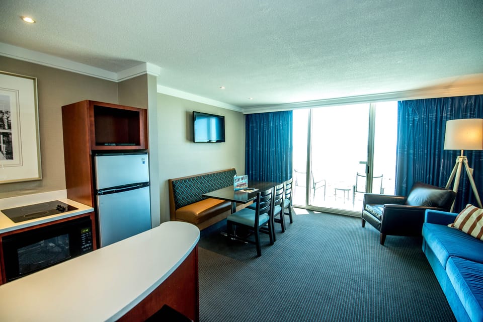 (IV) Oceanfront Suite | In-room safe, WiFi (free), bed sheets