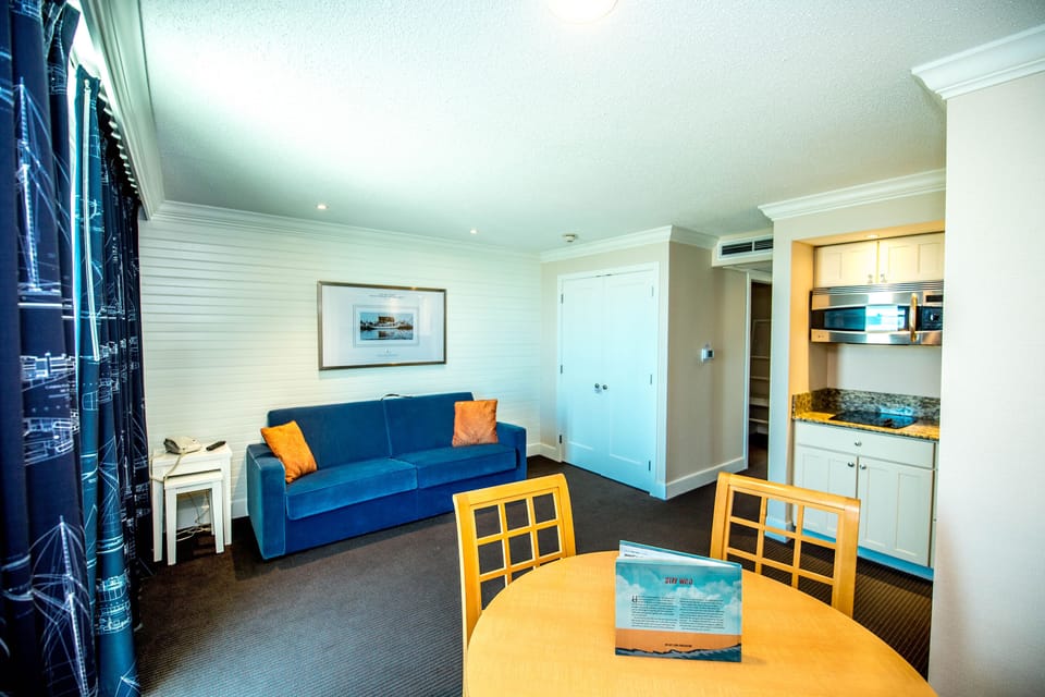 (V) Deluxe Oceanfront Suite | In-room safe, WiFi (free), bed sheets