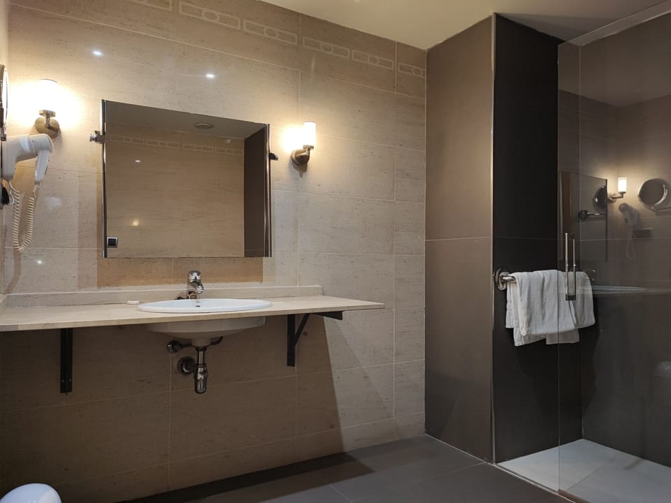 Bathtub, free toiletries, hair dryer, bidet