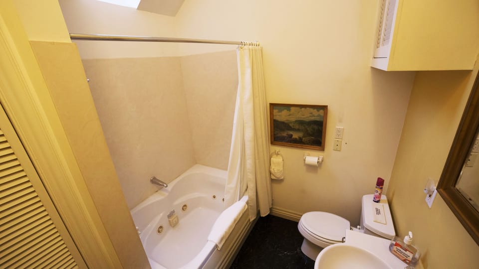 Luxury Room, 1 King Bed, Jetted Tub, River View | Bathroom | Hair dryer, towels