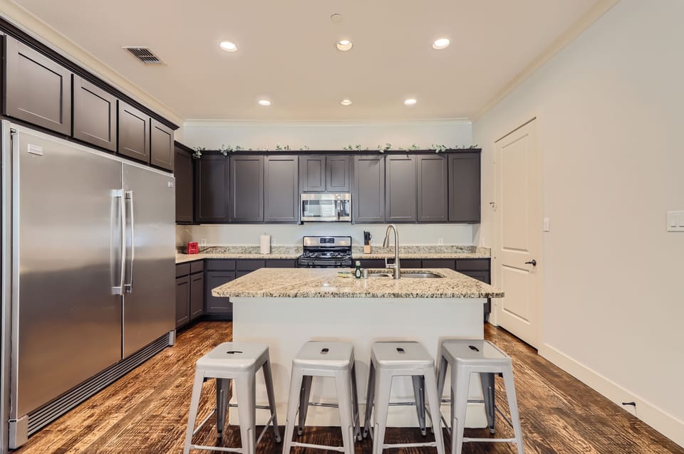Cook up a storm in this cheerful kitchen!