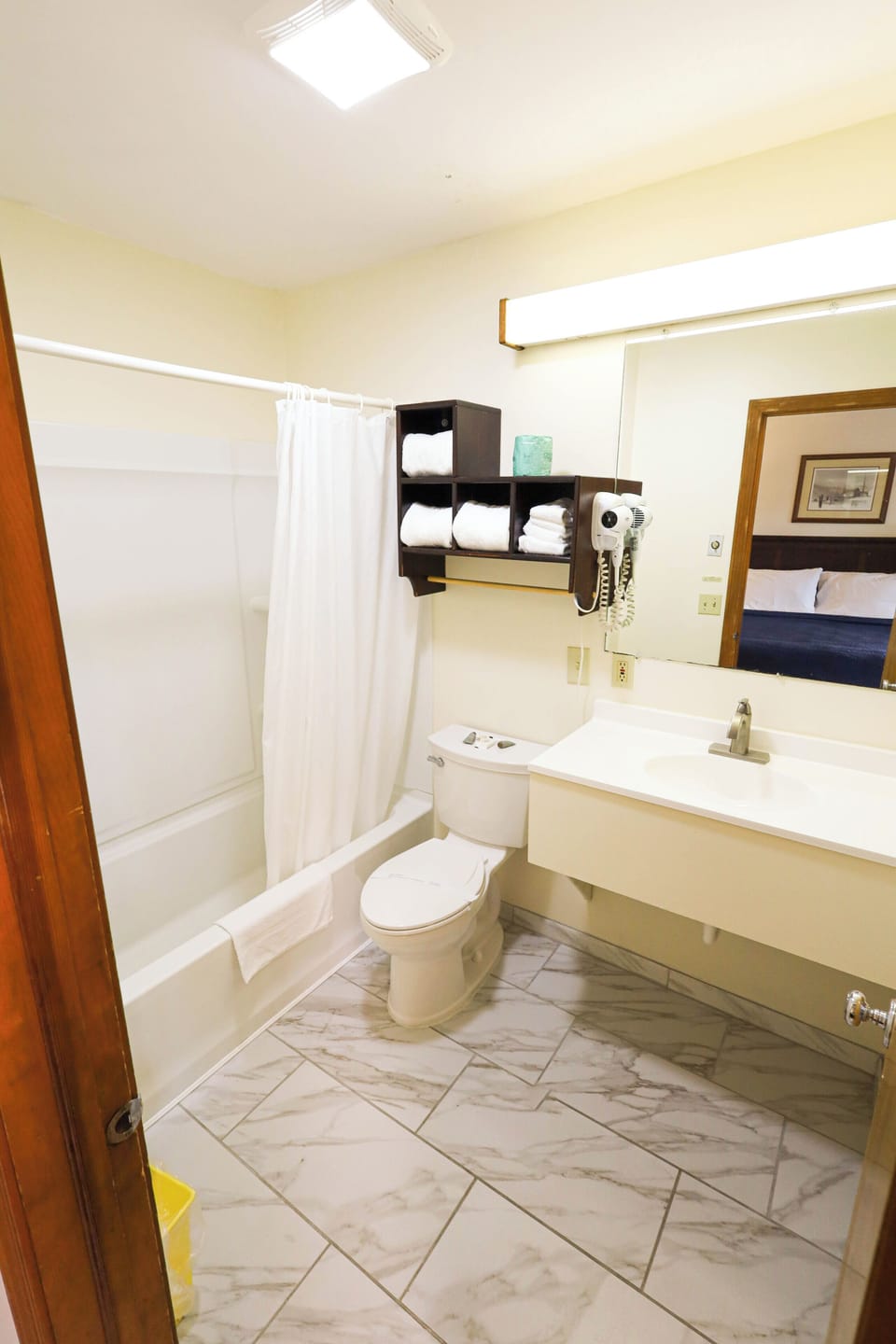 Combined shower/tub, free toiletries, towels