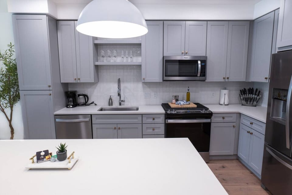 Fully stocked kitchen with all that you need. Pots, pans, bakeware, salt +pepper, and olive oil!!