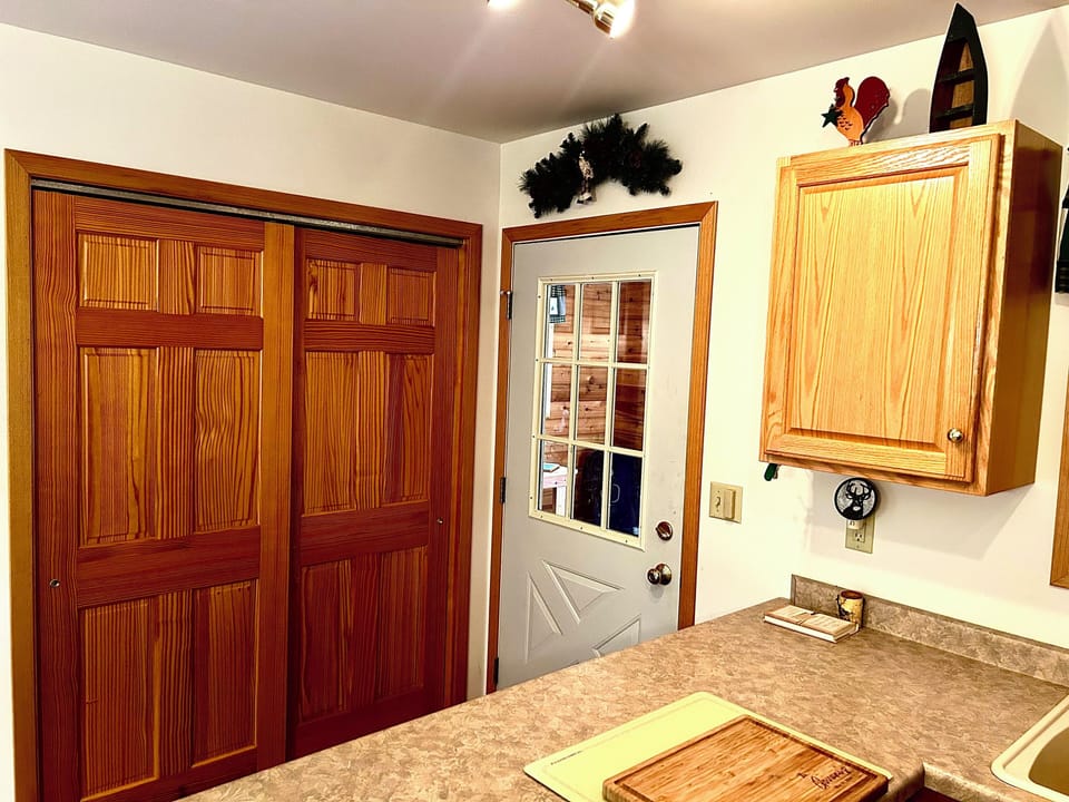 Kitchen area, fully equipped with coffer maker, blender, toaster, Etc. 