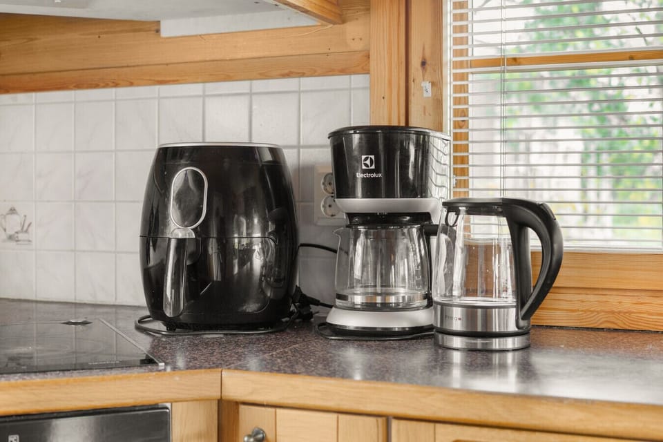 Start your Arctic mornings with ease using our coffee maker, electric kettle, and air fryer for quick, healthy meals.