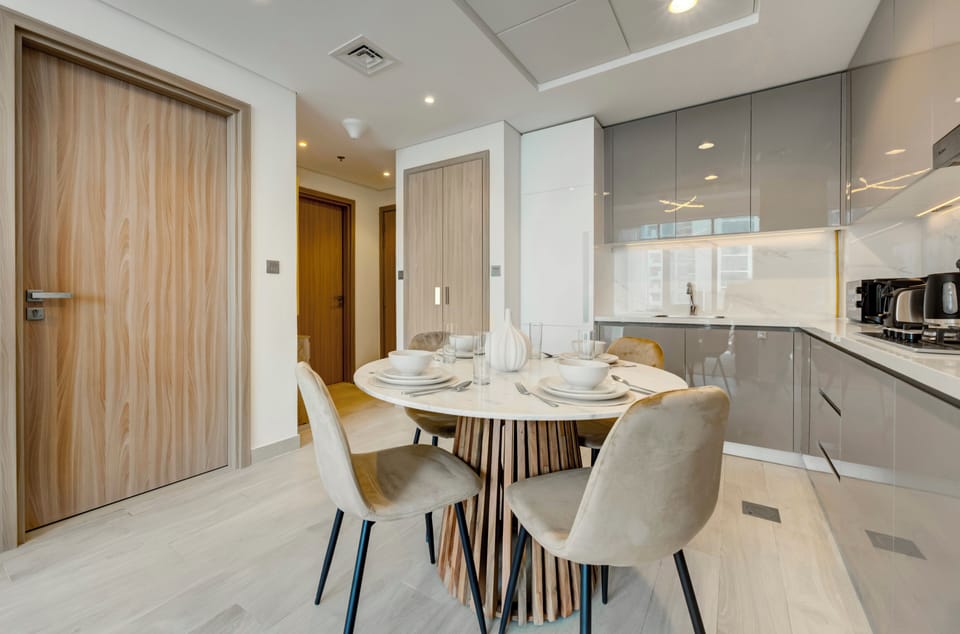 Deluxe Apartment, Balcony, Pool View | In-room dining