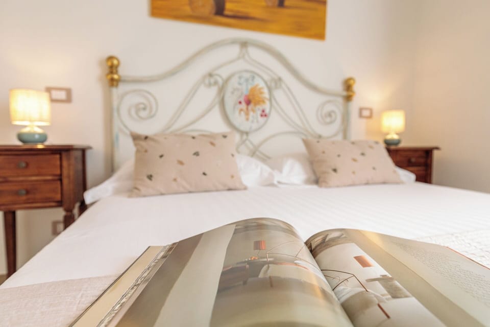 Deluxe Room, 1 Queen Bed, Non Smoking, Air conditioning | Individually decorated, free WiFi, bed sheets