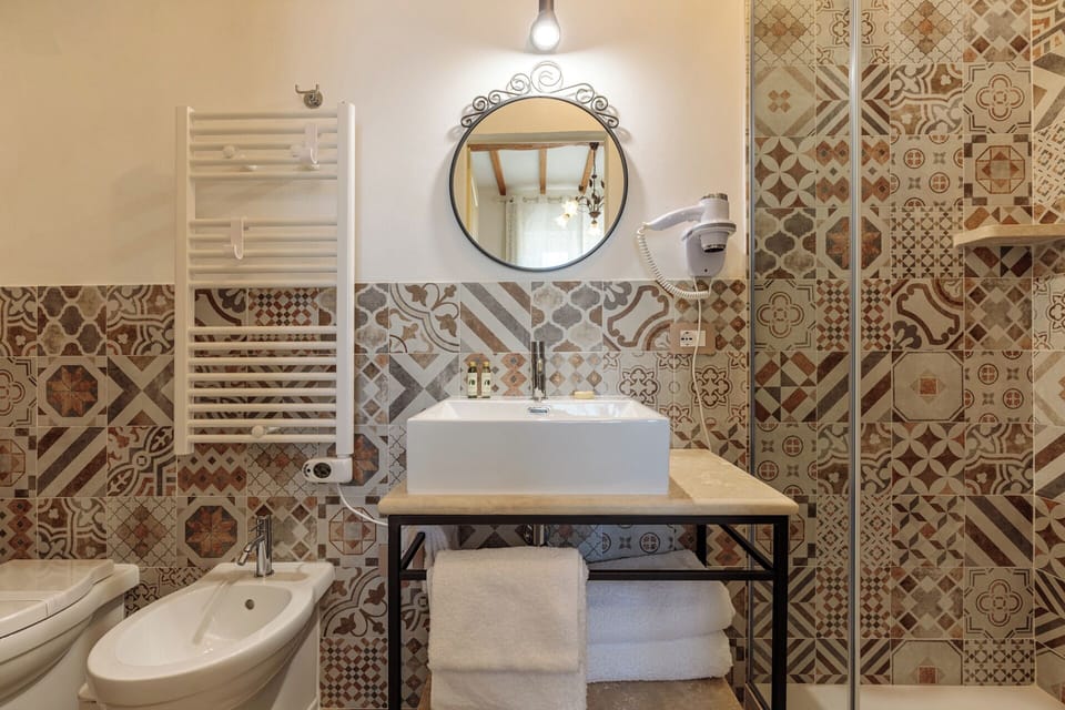 Family Room | Bathroom | Shower, rainfall showerhead, hair dryer, bidet