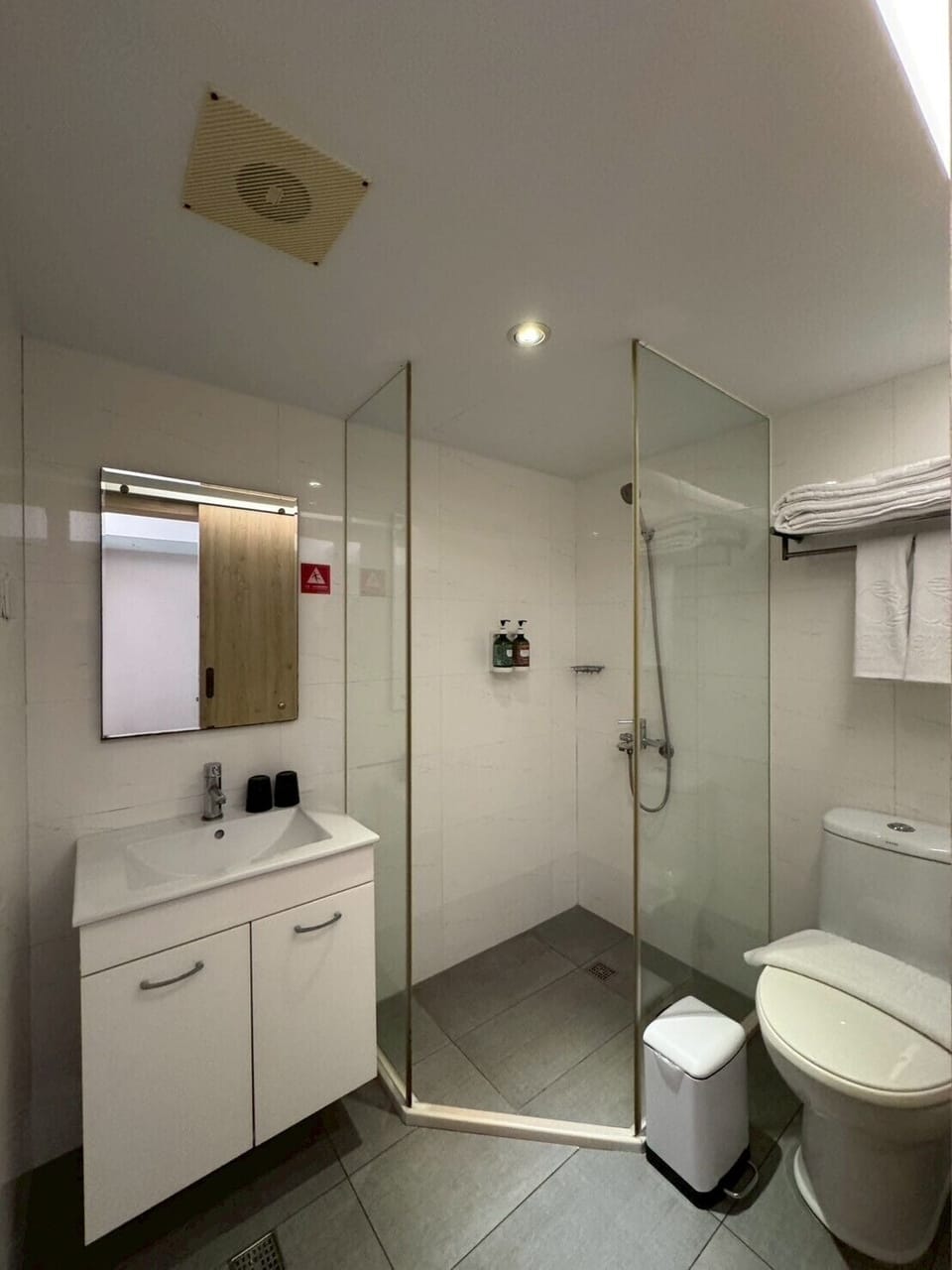 Basic Double Room, City View | Bathroom | Shower, hair dryer, towels, shampoo