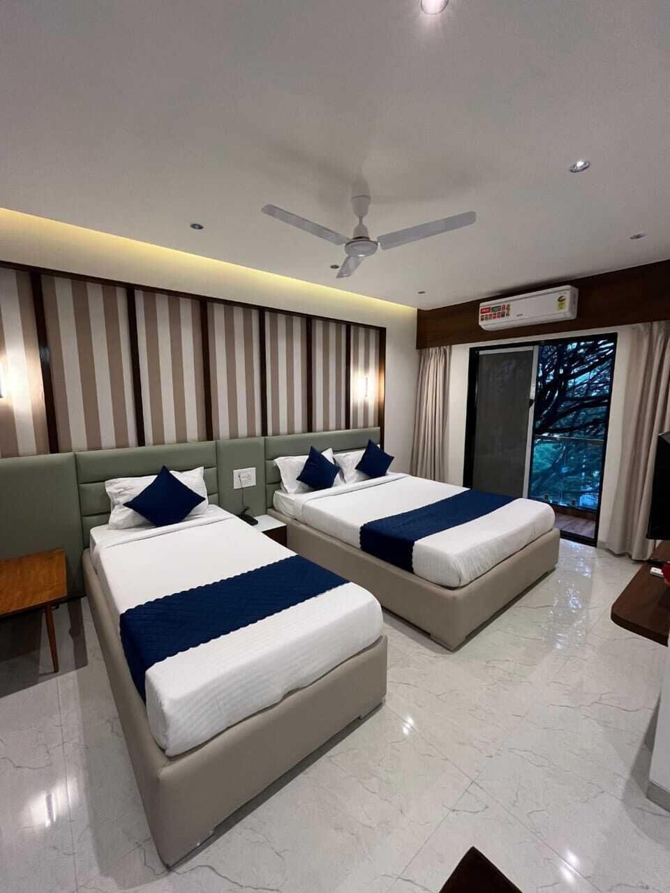 Deluxe Triple Room | Desk