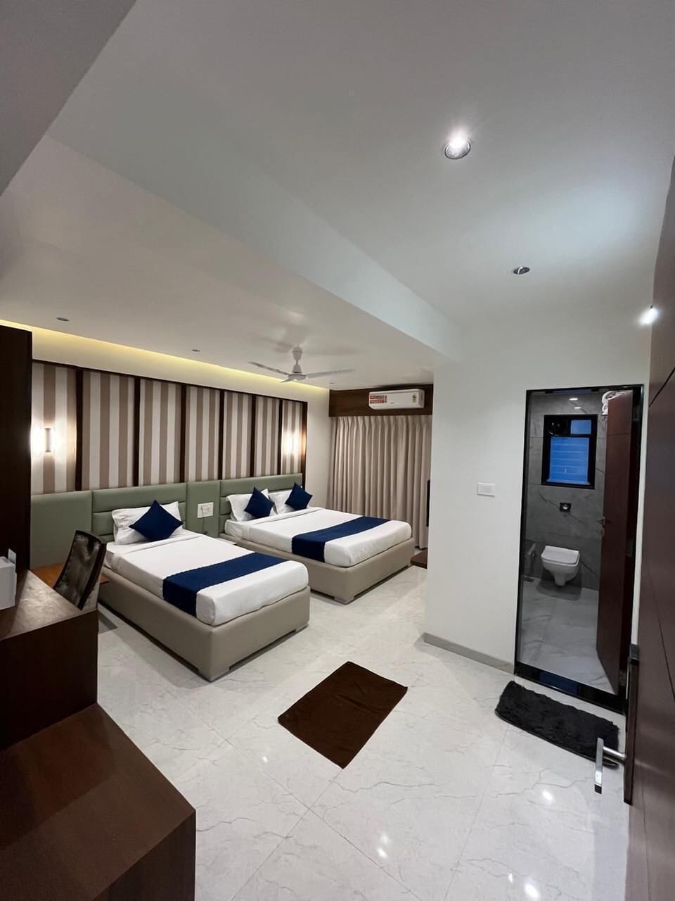 Deluxe Triple Room | Desk