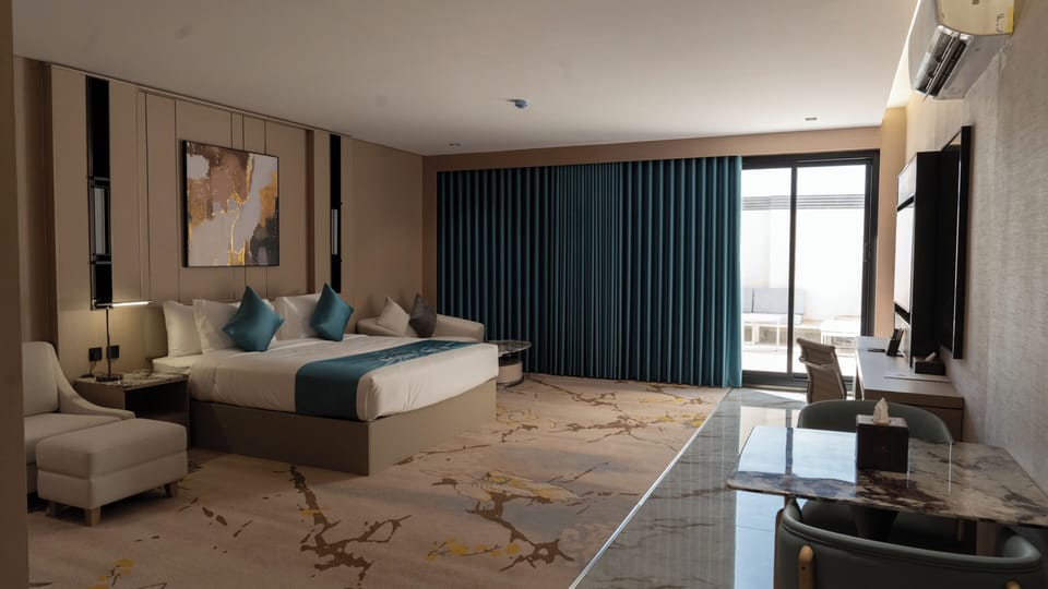 Deluxe Studio Suite, 1 King Bed | Living area | 55-inch Smart TV with satellite channels, offices