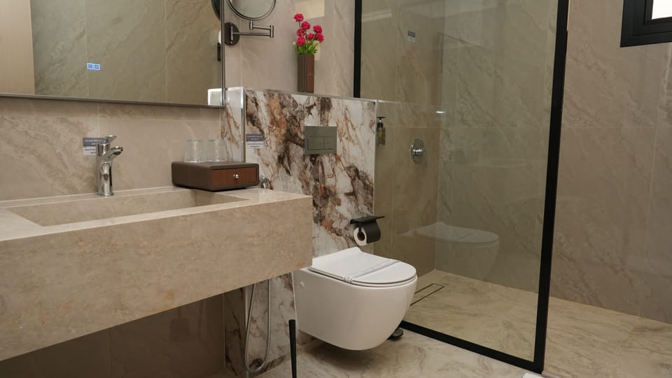 Superior Room | Bathroom | Shower, eco-friendly toiletries, hair dryer, slippers