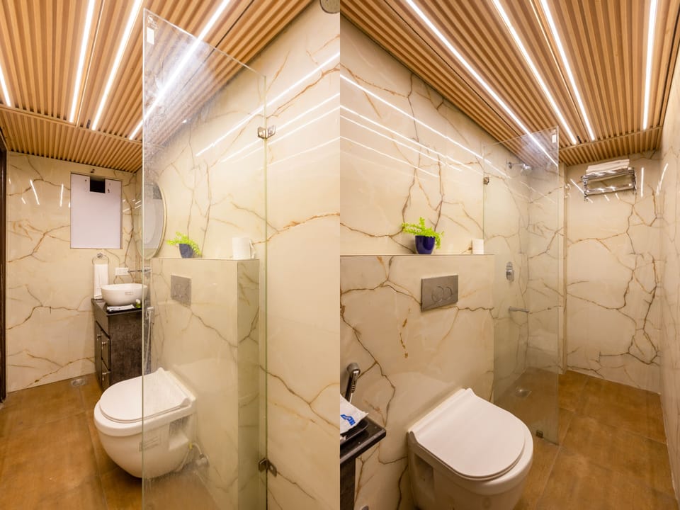 Deluxe Room, City View | Bathroom | Slippers