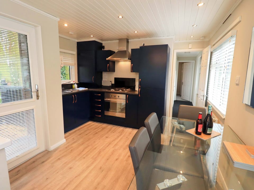 Cottage | Private kitchen | Fridge, microwave, cookware/dishes/utensils