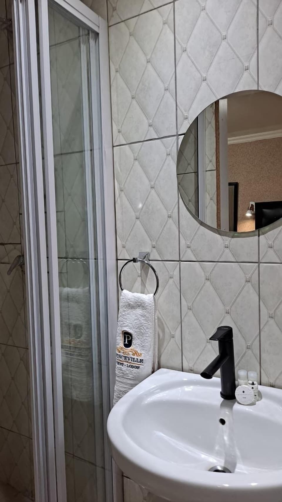Executive Room | Bathroom | Shower, bathrobes, bidet, towels