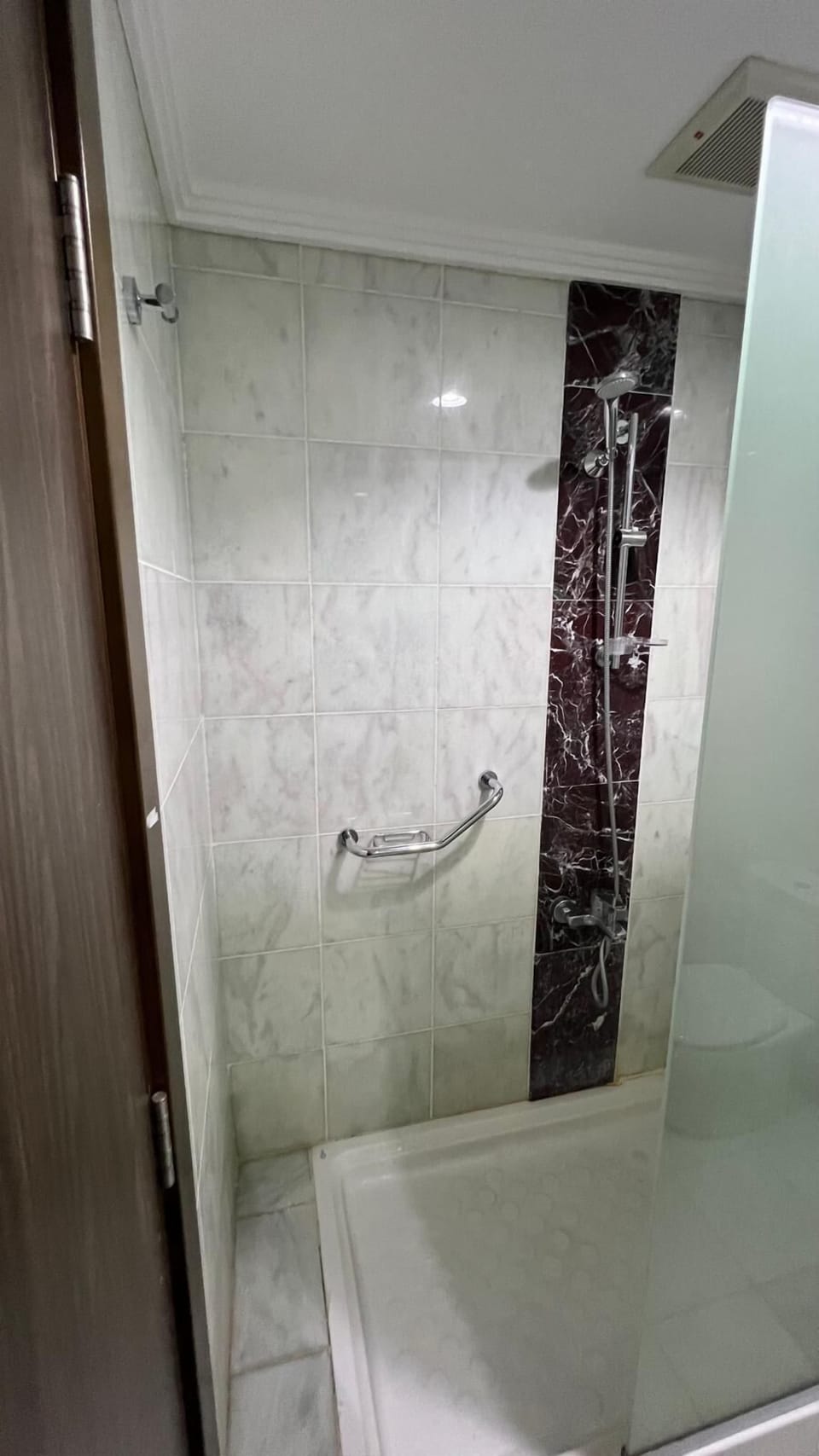 Classic Room, Balcony, City View | Bathroom | Free toiletries, hair dryer, towels, soap